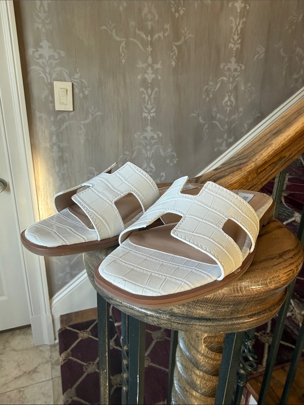 STEVEN white crock H cut design. Excellent condition size 6. - Picture 4 of 12